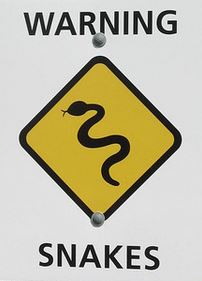 Panneau de danger en Australie signalant des serpents